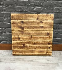 Tavoli rustici in pino. caffè/ristorante/cucina da interno.