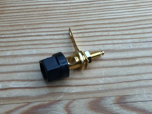 Una presa altoparlanti 4mm