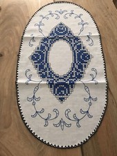 Runner ovale fatto di ricamo a