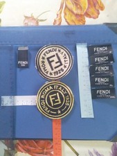 2 Toppe FENDI ricamate, Logo FENDI +5 Etichette Retro Collo+ 1 Etichetta tessuto