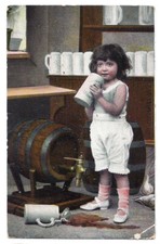 Bambina con boccale di birra