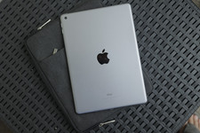 Apple iPad 6a Generazione 9.7" 32GB Wi-Fi Tablet  - Grigio siderale + OMAGGIO