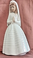 Ceramica donna con le mani in preghiera (NAO)