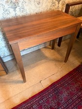 seduta in legno per piano o