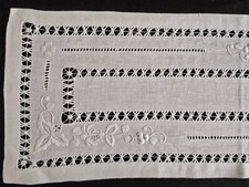 Runner ricamato a mano in puro