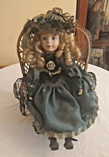 BAMBOLA IN PORCELLANA DA COLLEZIONE CON POLTRONCINA IN VIMINI VEDI FOTO