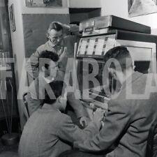 Foto Vintage Milano Ragazzi ascoltano disco al juke box anni 60 stampa 24x18 cm