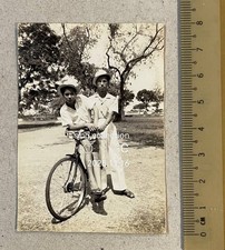 OPS originale anni 50 due cinesi che indossano cappello su bicicletta foto esterno