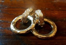 Orecchini- vintage -CHANEL -placcati oro – cerchi martellati intrecciati –