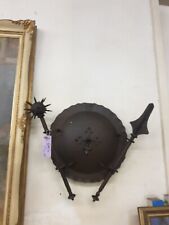 Scudo con armi medioevali. XX secolo.