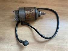 UN DEMARREUR ELECTRIQUE MOTO