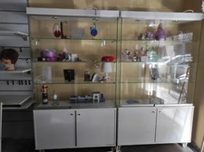 2 vetrinette di colore bianco con ruote e luci per negozio