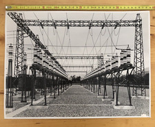 fotografia antica - isolatori elettrici in prossimità ferrovie