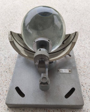 Sfera di cristallo pieno, montata su pesante supporto in metallo