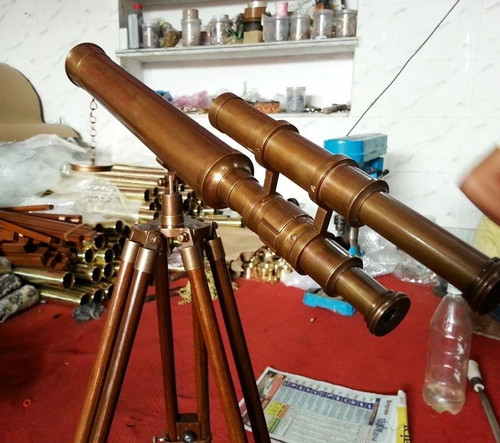 Antico telescopio vintage - , in