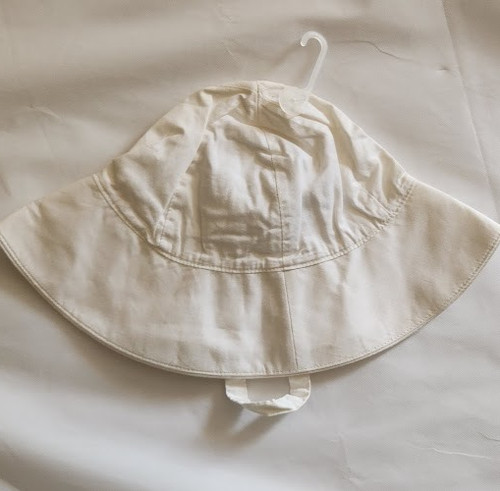 Cappellino bianco orso marrone