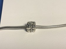 Pandora present charm retired - pandora,