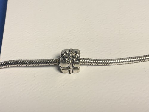 Pandora present charm retired - pandora,