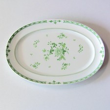 Limoges Raynaud. Plat ovale en porcelaine modèle à l'Amphitrite vert