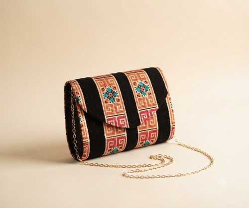 Pochette nera ricamata donna