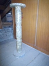  Vecchia colonna in marmo  portaoggetti con base d'appoggio rotonda.