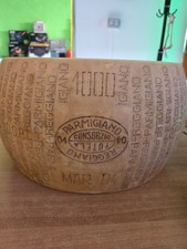 ESPOSITORE FORMA DI FORMAGGIO FINTA PARMIGIANO REGGIANO IN PLASTICA