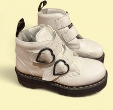 Dr. Martens Devon Heart