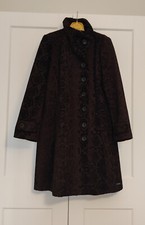 Cappotto nero pitonato e