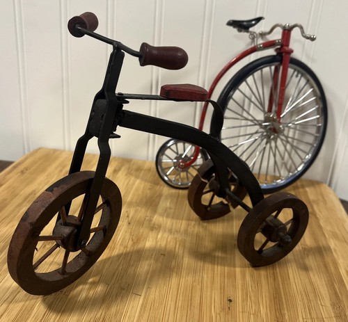 Due biciclette decorative una