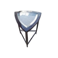 Tavolino nero a tre piedi con piano in vetro a forma triangolare