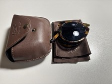 Telaio caffè Persol 714SM Steve McQueen con lente sfumata blu.