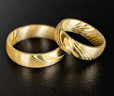 Anello damascato in oro giallo