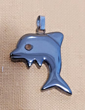 CIONDOLETTO PENDENTE DELFINO IN EMATITE PIETRA CRISTALLO CATALIZZATO CM.2,5X2,5