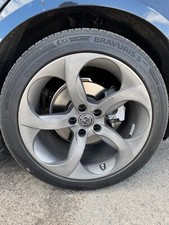 Cerchi Alfa Romeo Giulia Veloce da 18’ differenziati, gomme semi nuove