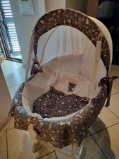 vendo culla di vimini bianco con ruote in legno, completa di rivestimento 