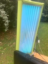 lampada abbronzante con lettino