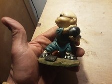 CURIOSA STATUETTA IN RESINA GIOCATORE DI RUGBY CREDO SCRITTA IN CINESE DIM.10X8