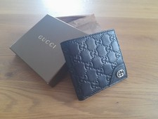 Gucci Signature Bi-Fold Wallet con portamonete.