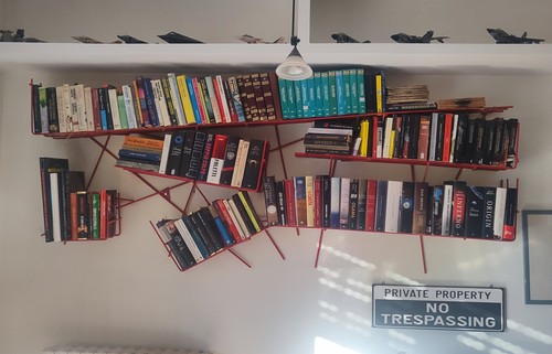 Libreria metallica sospesa - libreria,