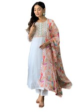 Set completo minimalista bianco ricamato con tessuto Chanderi e Teby Dupatta