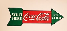 COCA COLA INSEGNA IN LEGA DI ALLUMINIO ANNI '90 A FORMA DI FRECCIA + MAGNETE