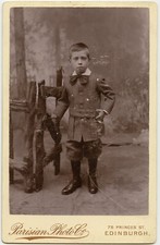 Ragazzo, sedia rustica, foto