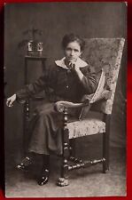 PHOT FOTO CARTO. DONNA SEDUTA IN POLTRONA E   SGABELLO  1915 - 20 C. ( C 50 )