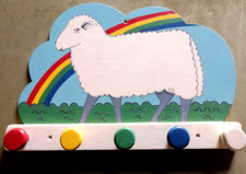 Appendiabiti vintage bambini decorato con Rainbow & Sheep in legno NUOVO IKEA