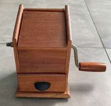 Vecchia GRATTUGIA IN LEGNO A MANOVELLA