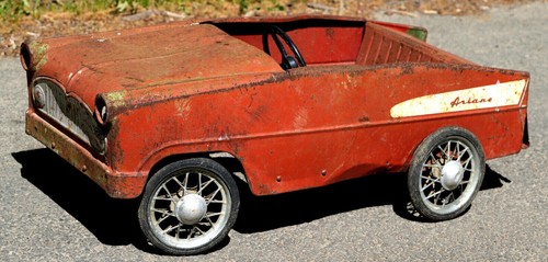 Belle voiture pédale - voiture, a