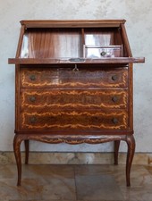 Scrittoio vintage, con ribaltina, tre cassetti grandi + uno interno.