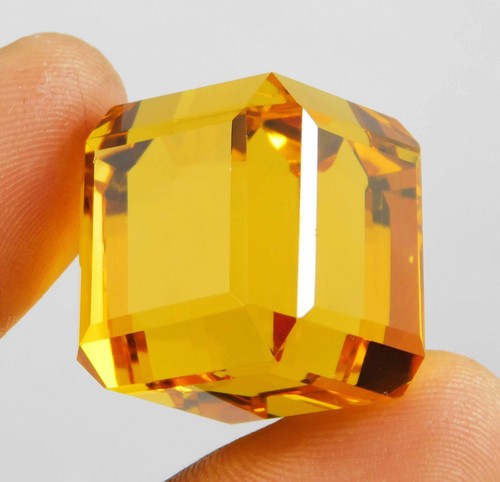 Topazio giallo taglio cubo