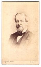 Fotografia Henry Cox, Londra, Ritratto di signore maestoso in abito con barba 