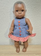 Simpatica bambola di plastica